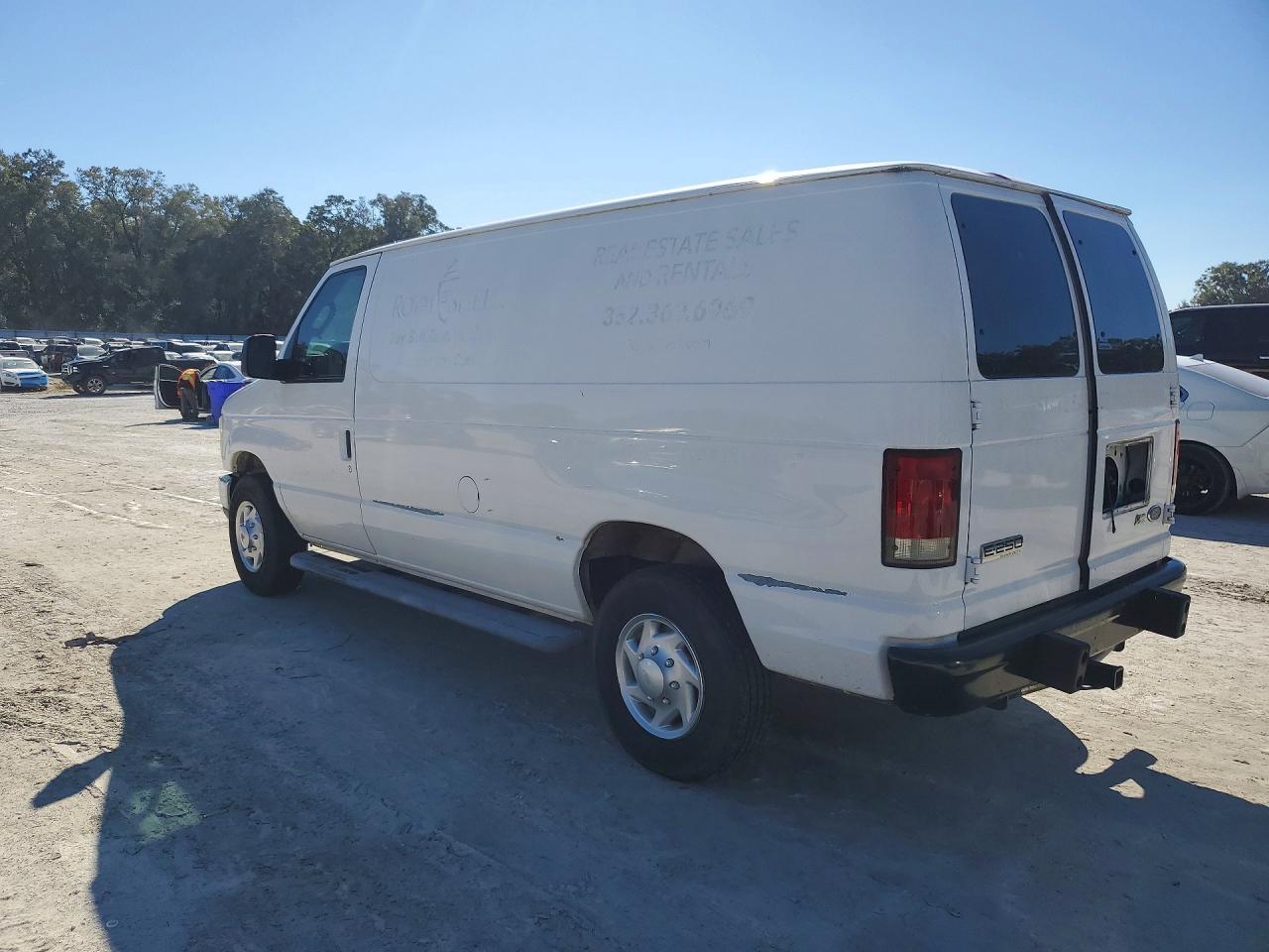 2010 Ford Econoline E250 Van - Фото 2