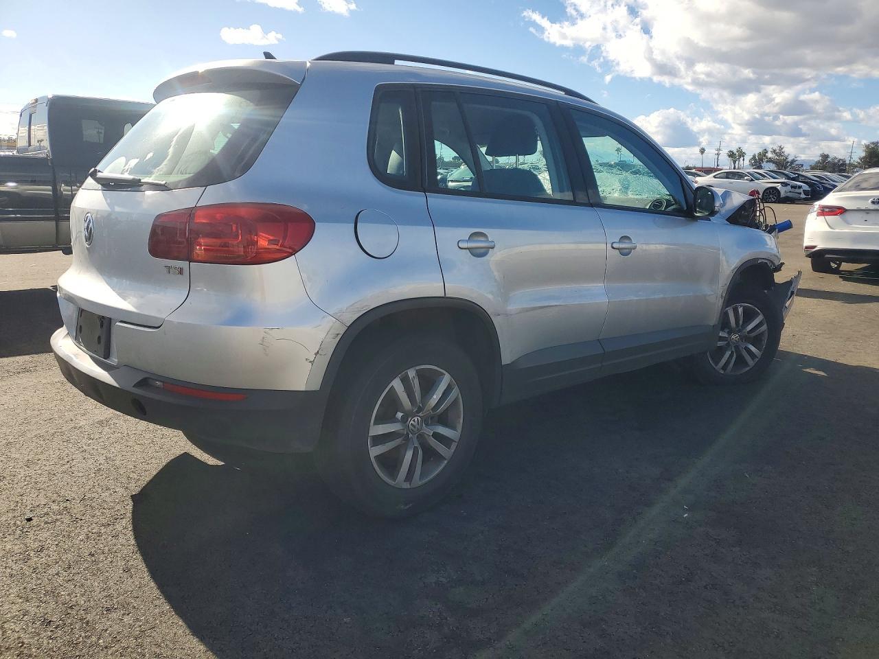 2017 Volkswagen Tiguan S - Фото 3