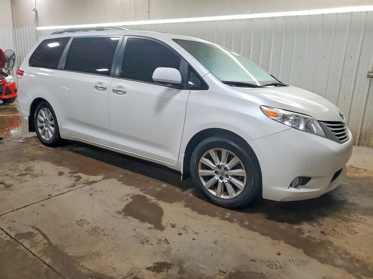 2012 Toyota Sienna Limited 7-Passenger - Фото 4