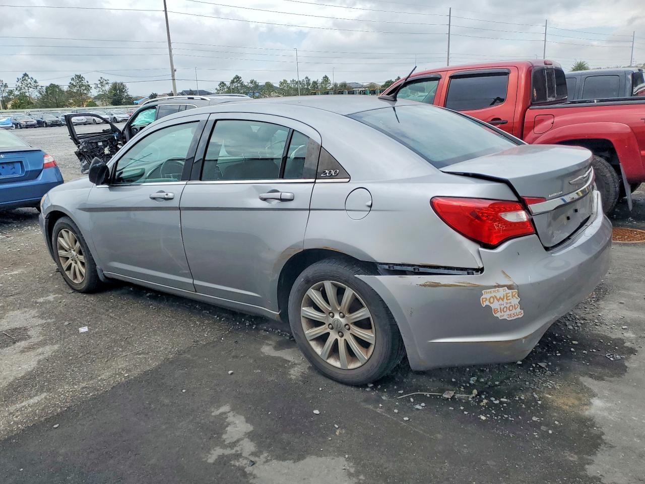 2013 Chrysler 200 Touring - Фото 2