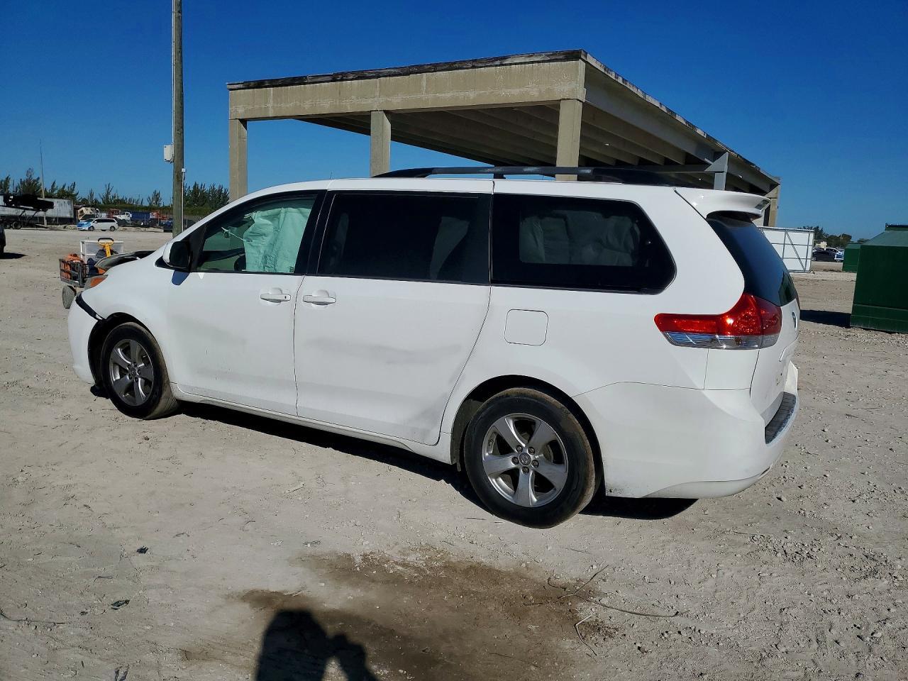 2014 Toyota Sienna Le - Фото 2