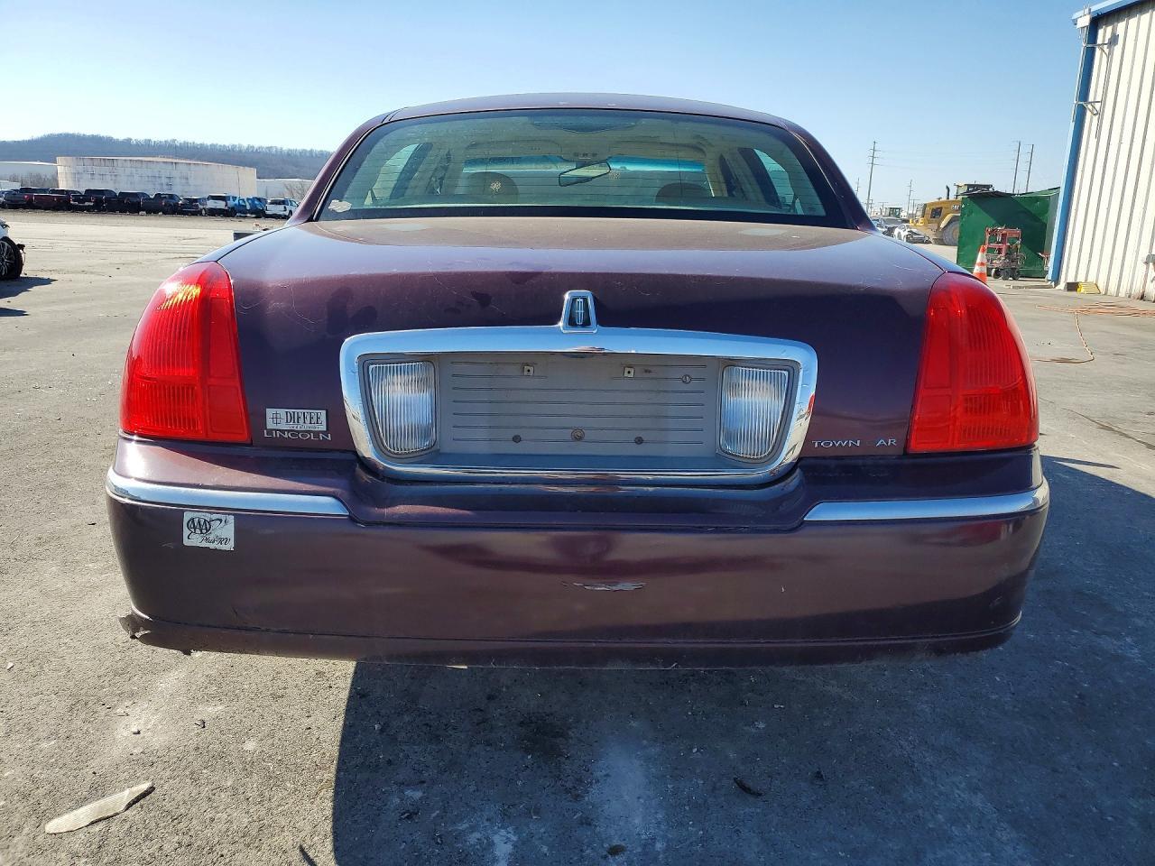 2006 Lincoln Town Car Signature Limited - Image 6