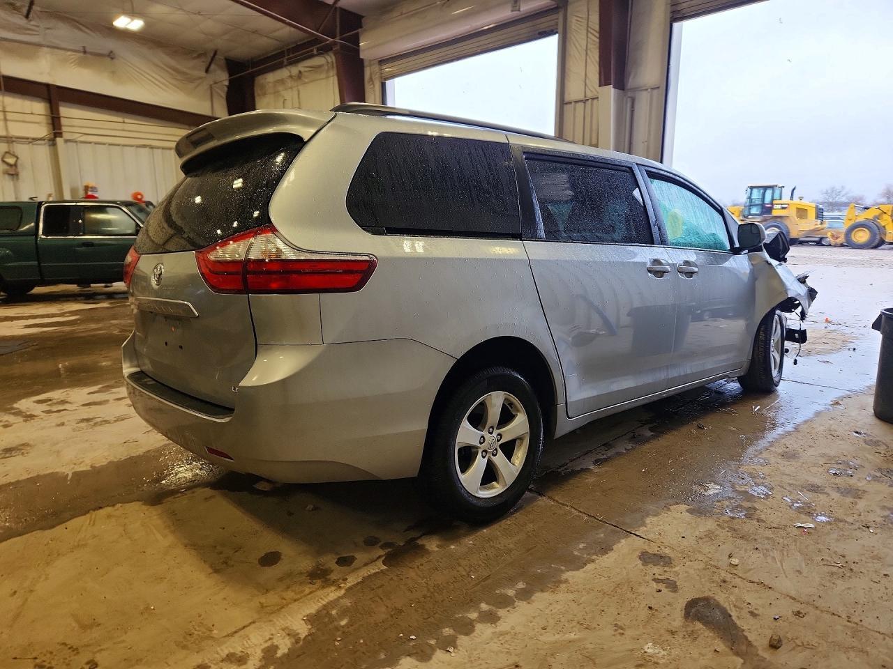 2015 Toyota Sienna Le 8-Passenger - Фото 3