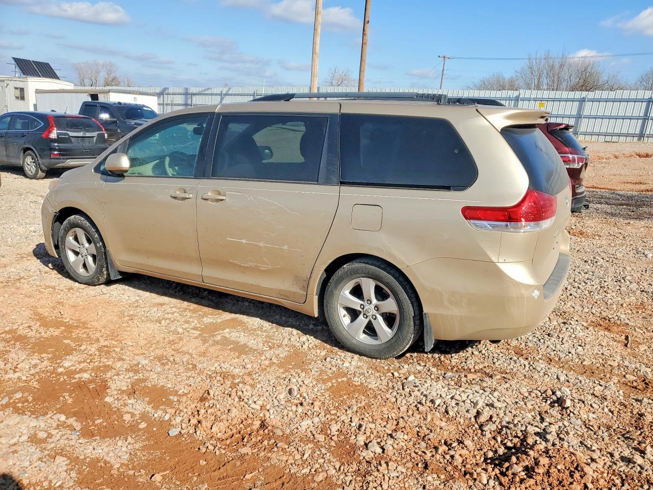 2011 Toyota Sienna Le - Фото 2