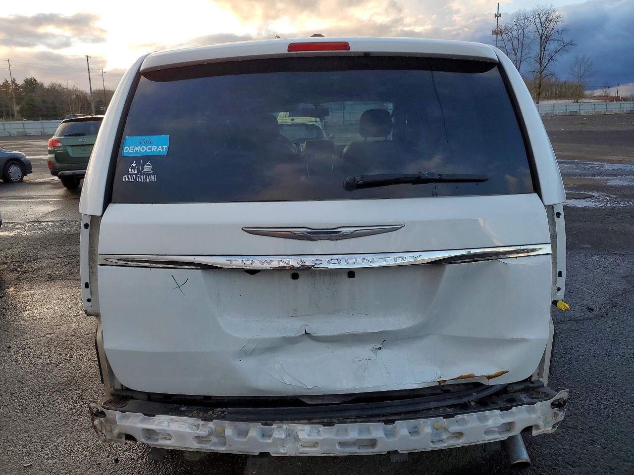 2015 Chrysler Town & Country Touring L - Фото 6