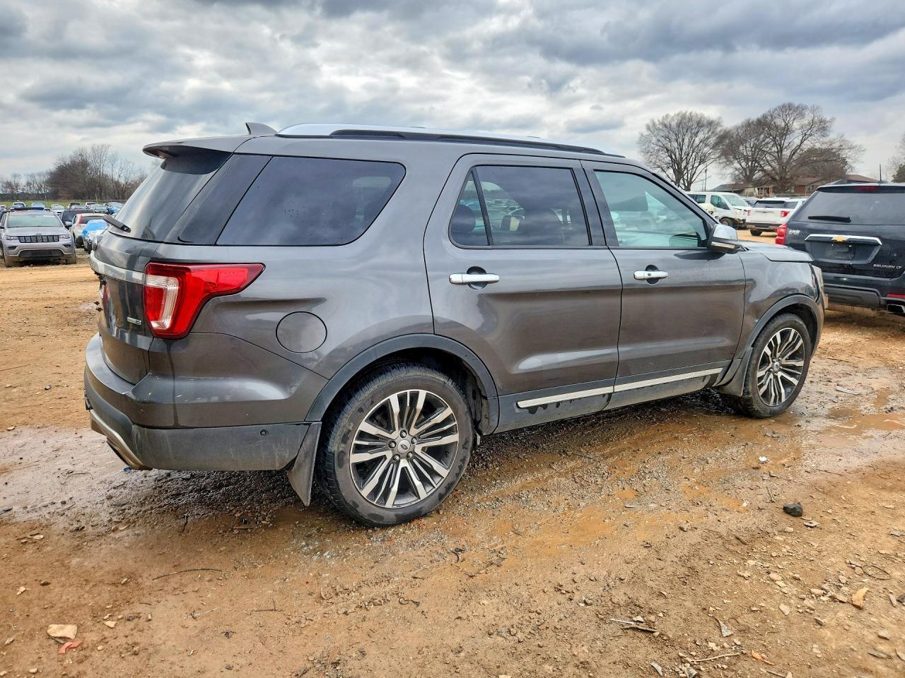 2017 Ford Explorer Platinum - Image 3