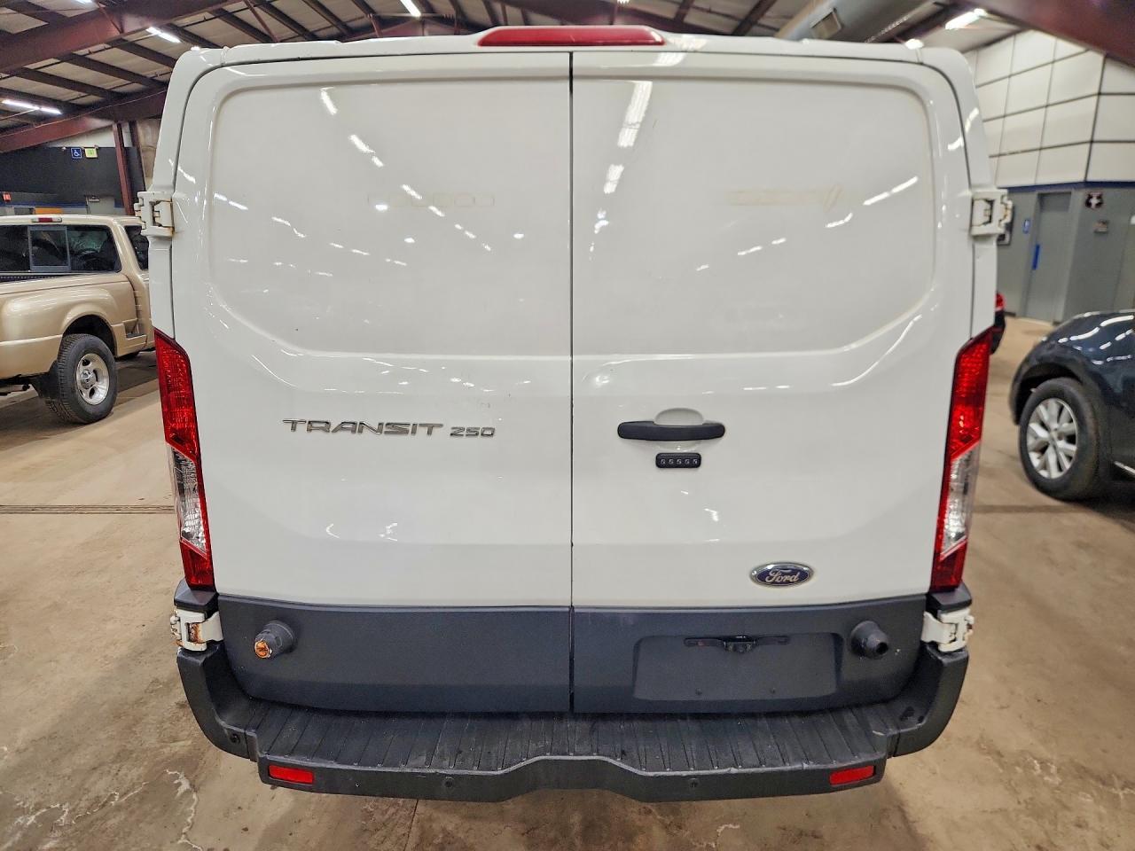 2015 Ford Transit T-250 - Фото 6