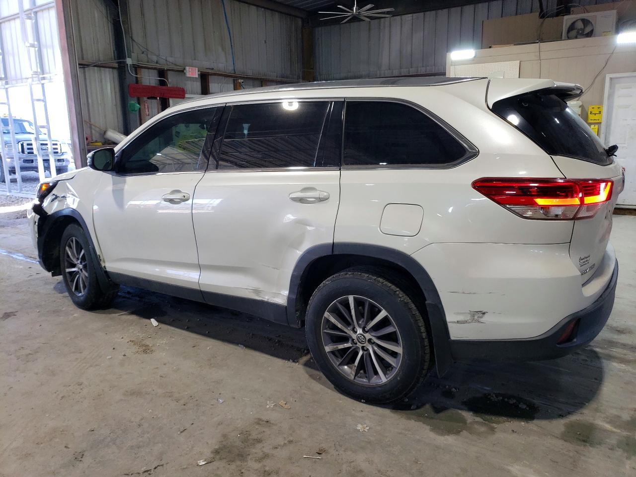 2019 Toyota Highlander Se - Фото 2