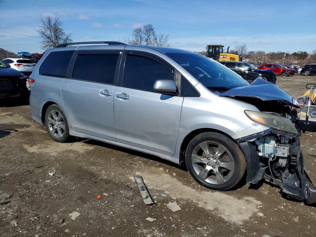 2015 Toyota Sienna Se 8-Passenger - Фото 4