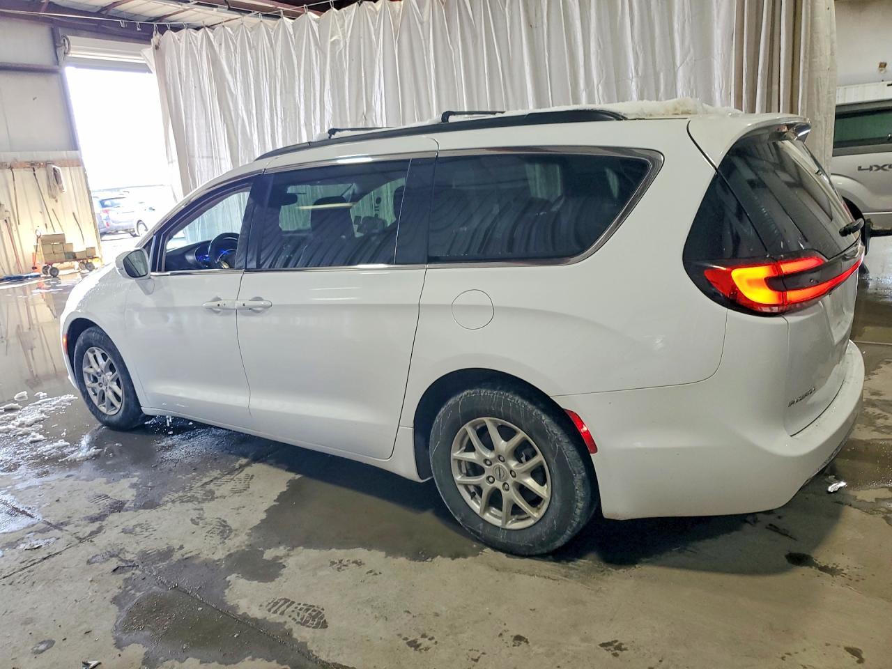 2022 Chrysler Pacifica Touring L - Image 2