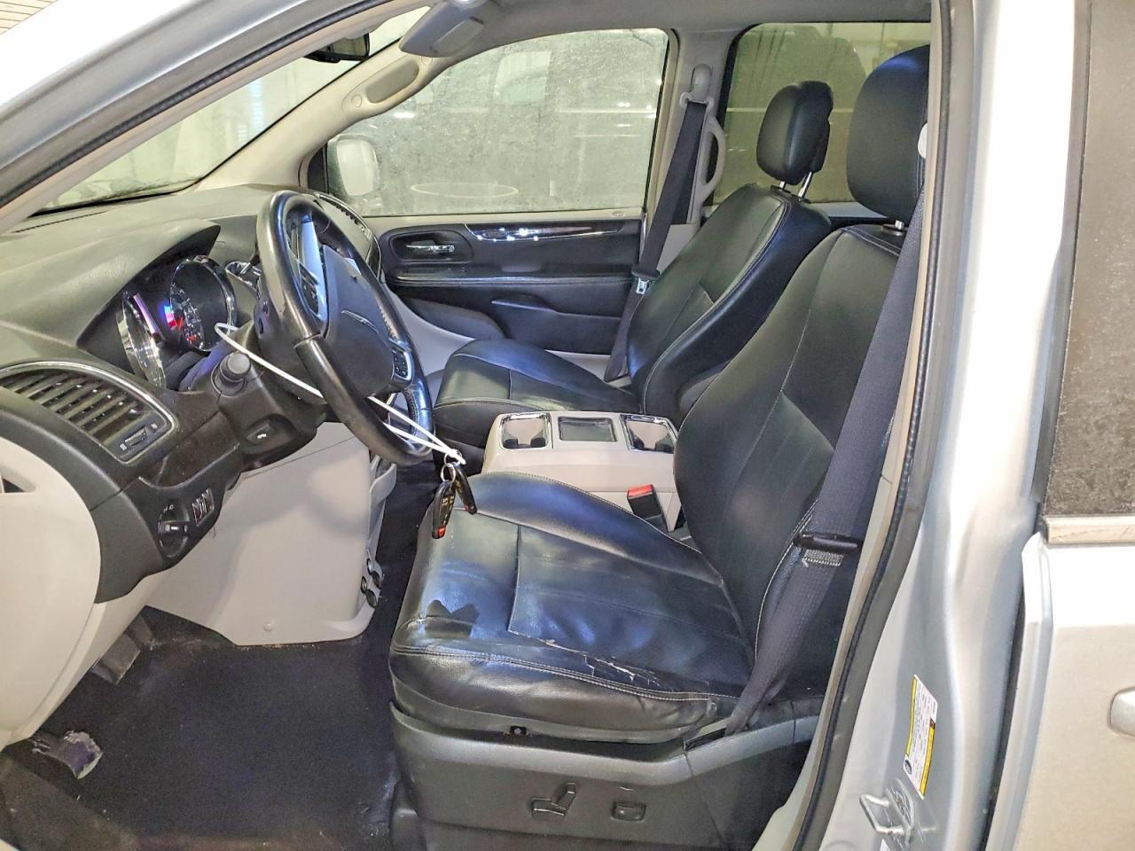 2012 Chrysler Town & Country Touring - Image 7