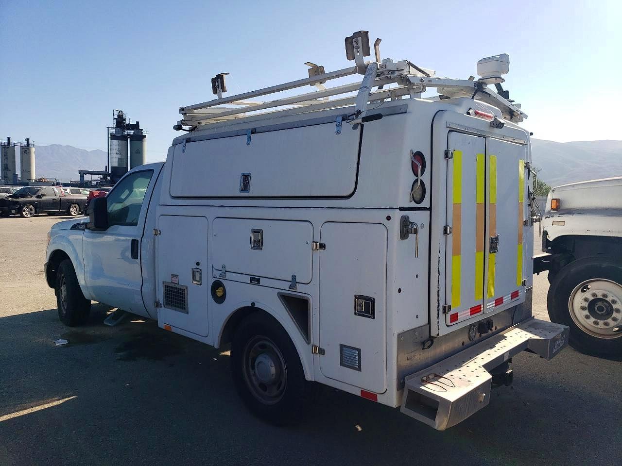 2013 Ford F350 Super Duty - Фото 2