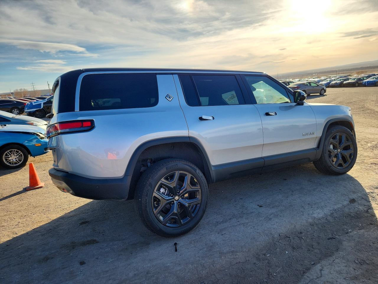 2025 Rivian R1S Adventure - Фото 3