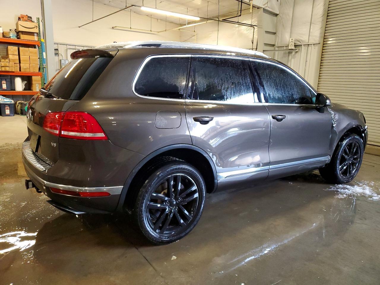 2015 Volkswagen Touareg V6 - Image 3