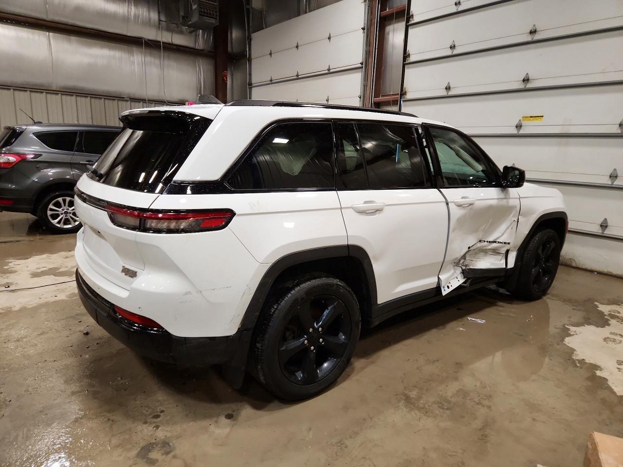 2023 Jeep Grand Cherokee Laredo - Image 3