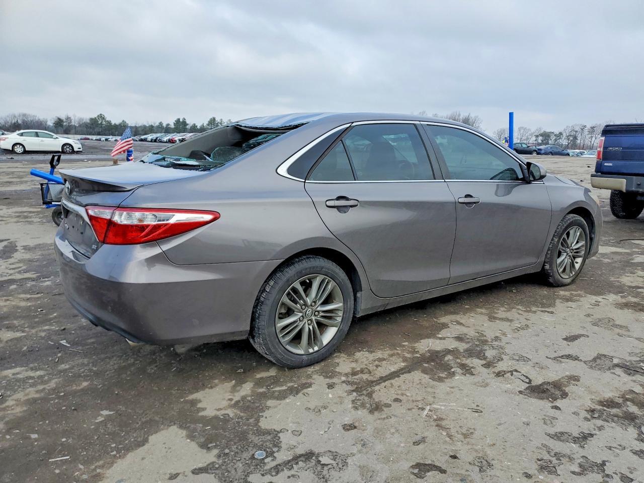 2016 Toyota Camry Le - Image 3