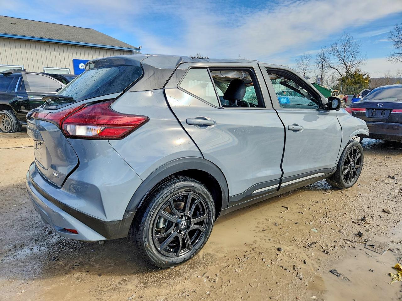 2023 Nissan Kicks Sr - Image 3