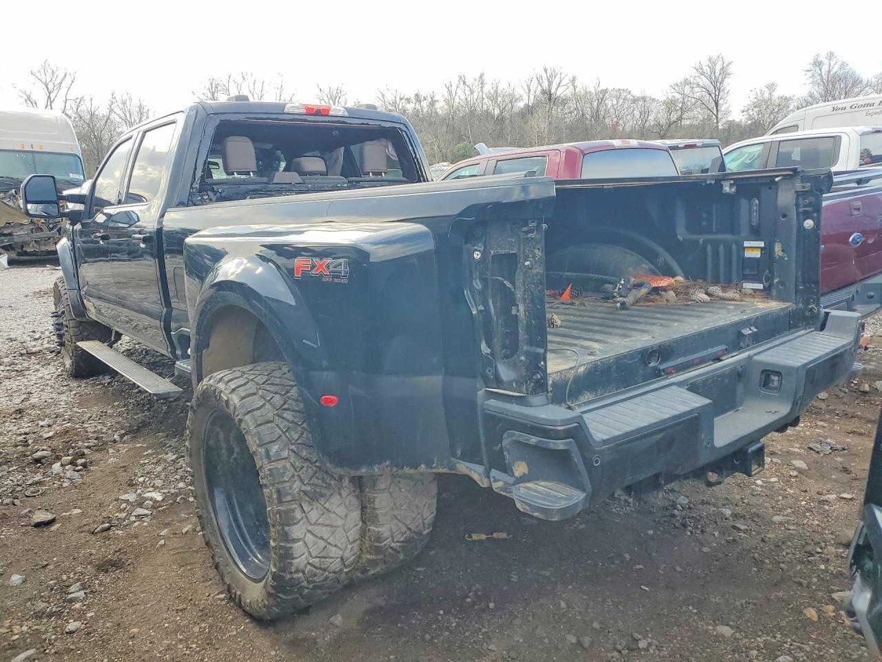 2025 Ford F450 Super Duty - Фото 2