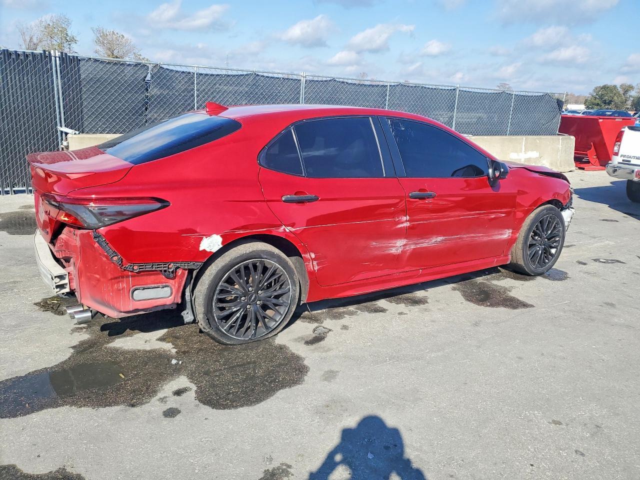 2020 Toyota Camry Se - Фото 3