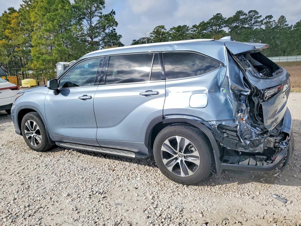 2022 Toyota Highlander Xle - Image 2