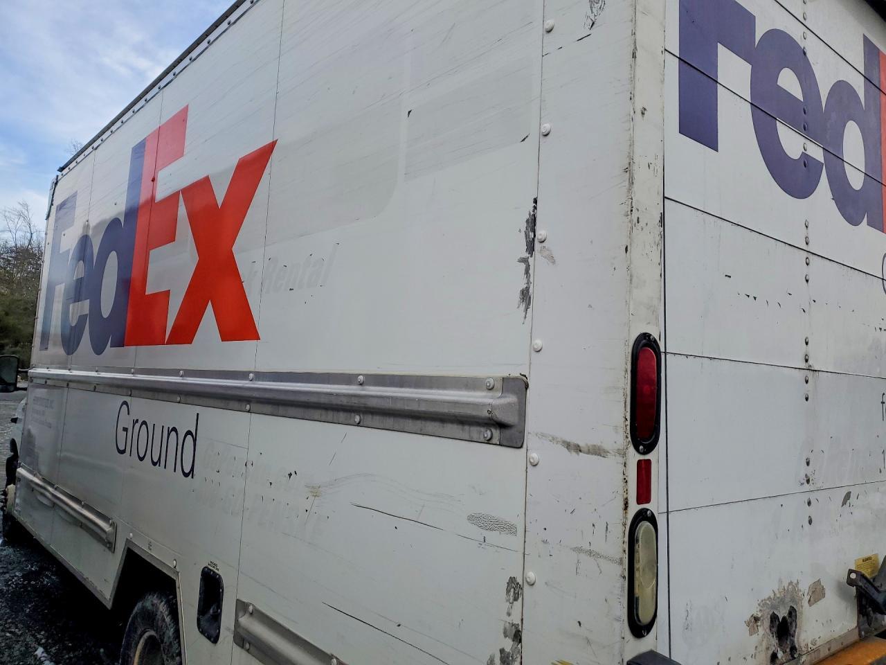 2015 Ford E350 Box Truck - Фото 2