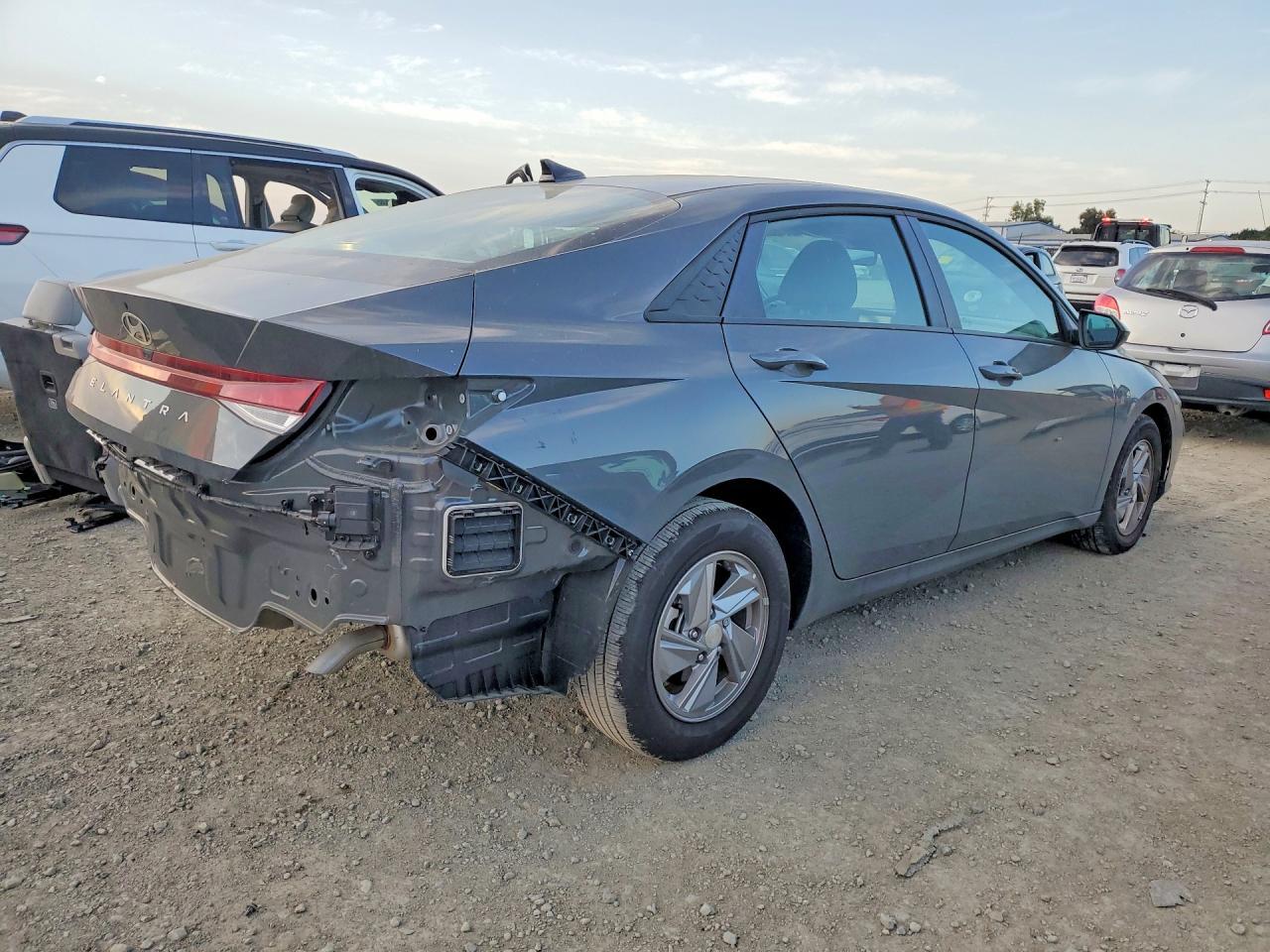 2025 Hyundai Elantra Se - Image 3
