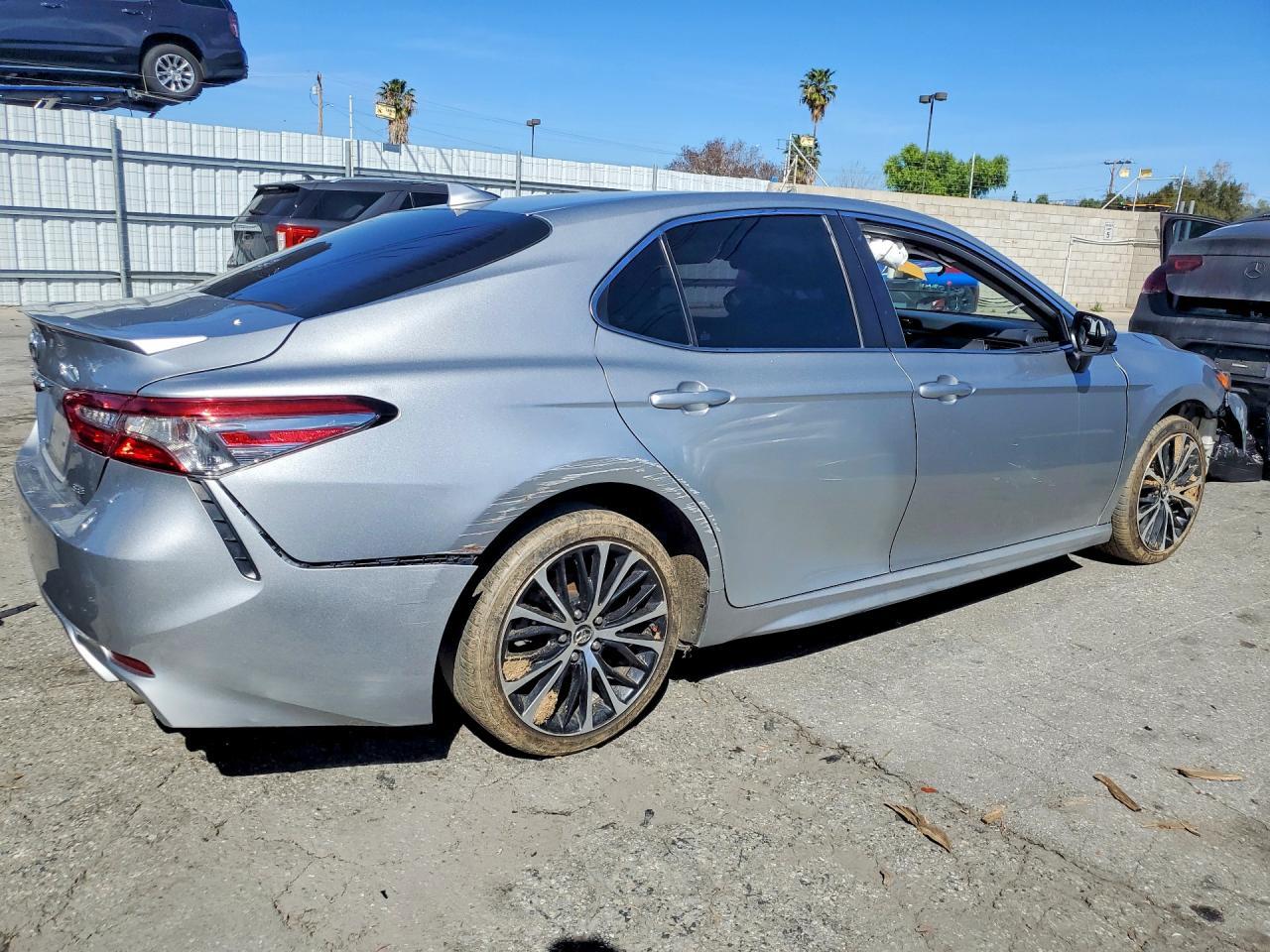 2019 Toyota Camry Se - Фото 3