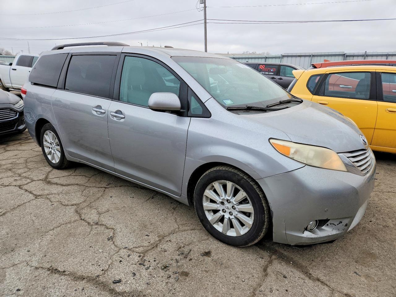 2012 Toyota Sienna - Image 4