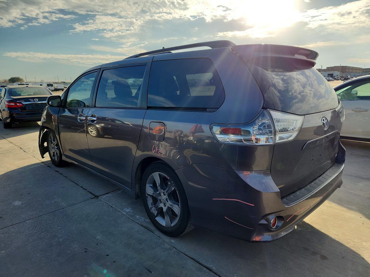 2014 Toyota Sienna Sport - Фото 2