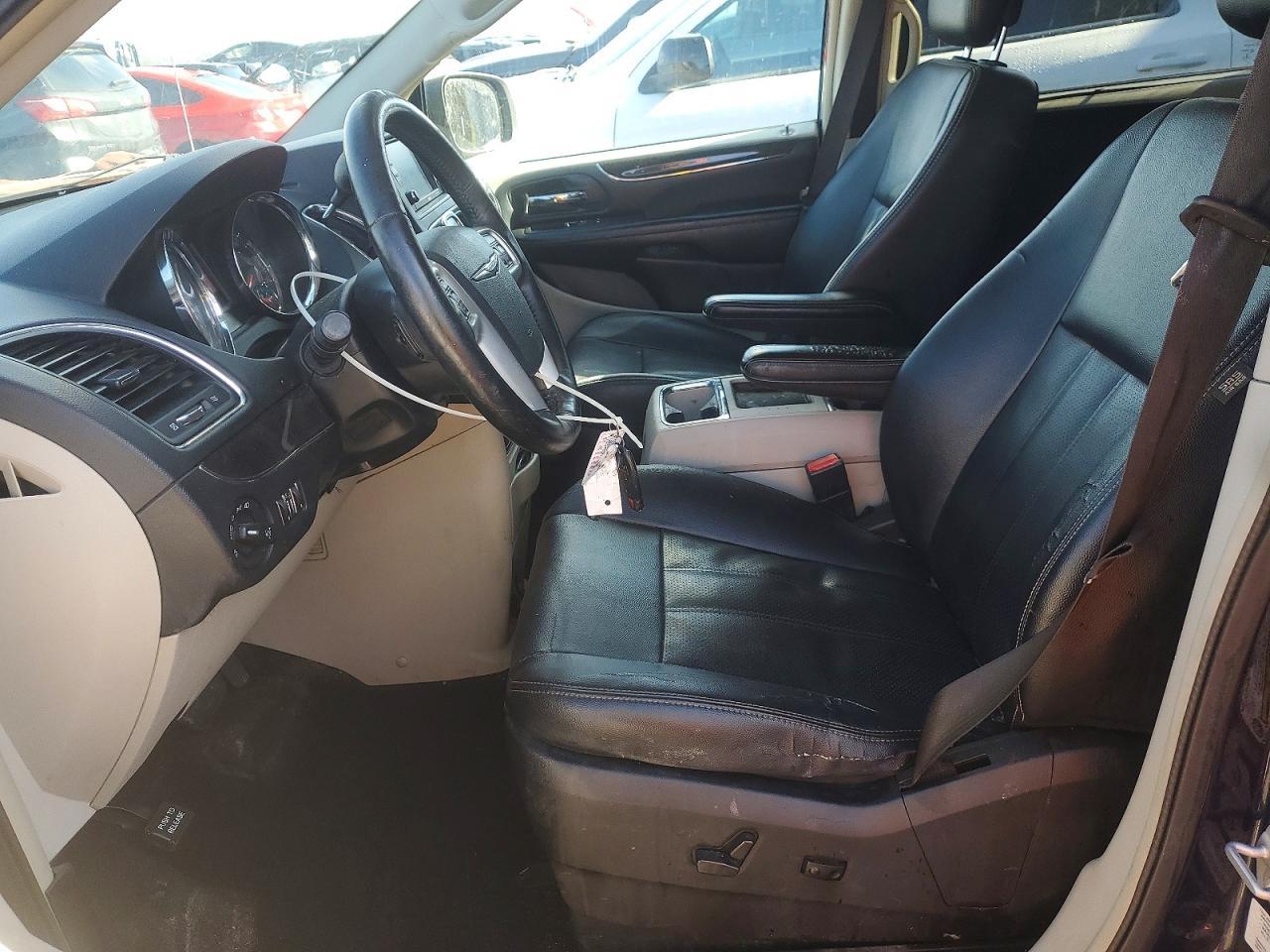 2016 Chrysler Town & Country Touring L - Фото 7