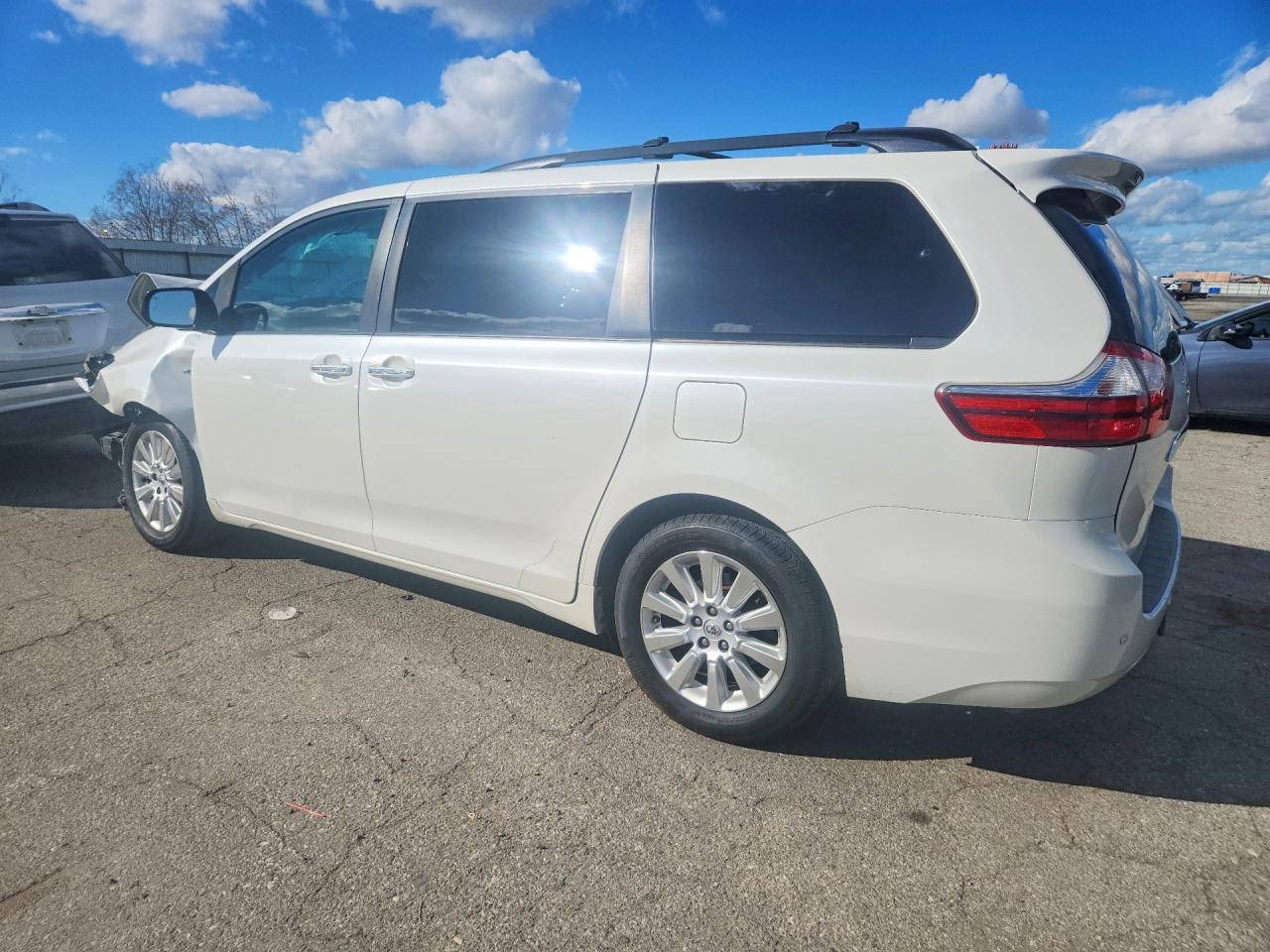 2016 Toyota Sienna Xle - Фото 2
