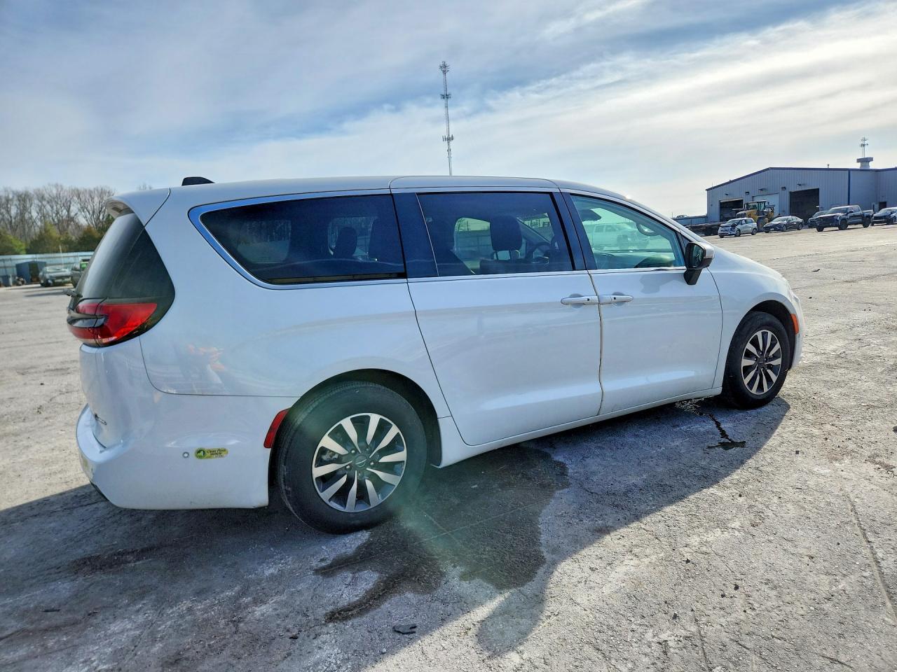 2023 Chrysler Pacifica Hybrid Touring L - Image 3