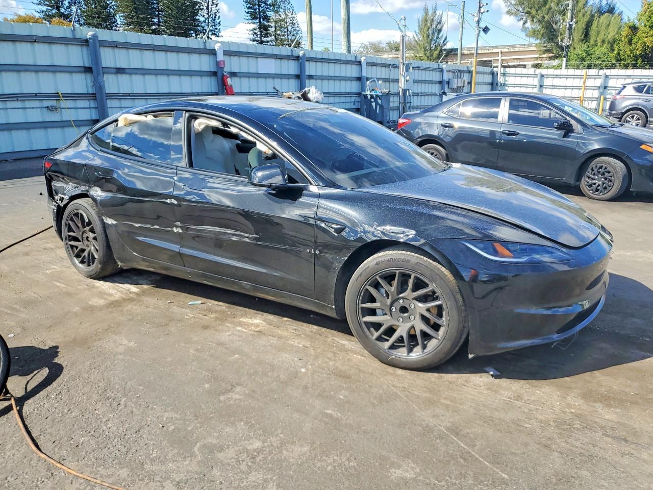 2025 Tesla Model 3 - Фото 4