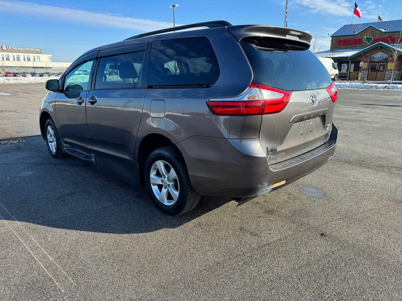 2016 Toyota Sienna Le - Image 3