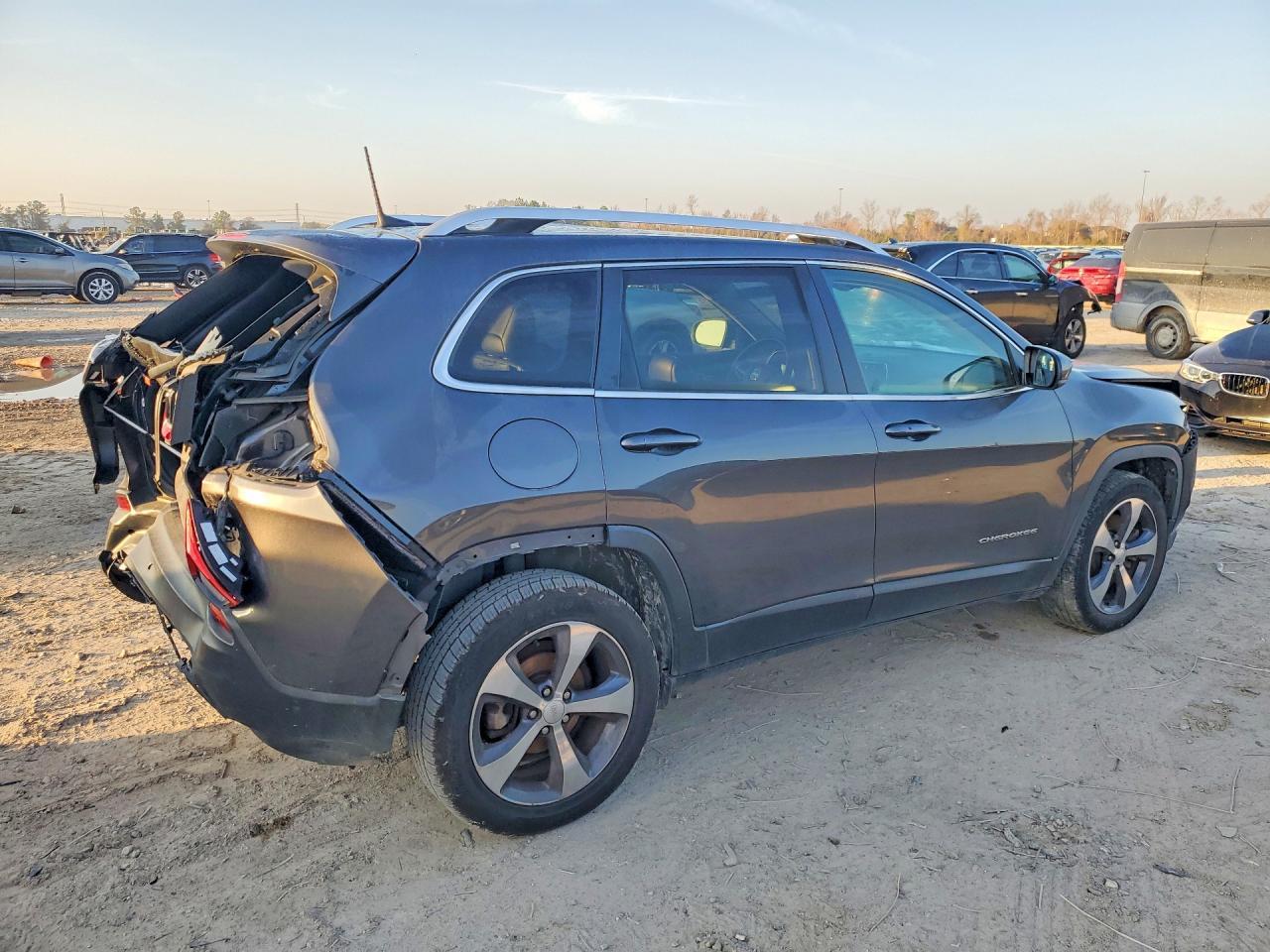2020 Jeep Cherokee Limited - Image 3