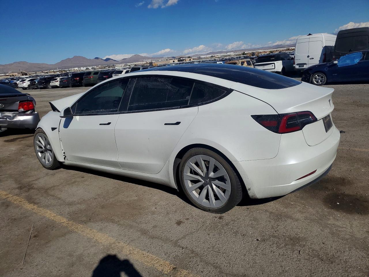 2023 Tesla Model 3 - Фото 2