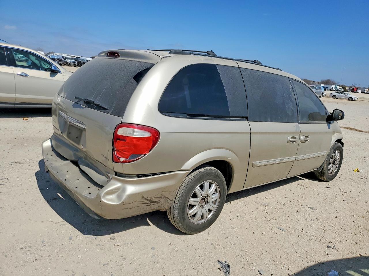 2005 Chrysler Town & Country Touring - Image 3