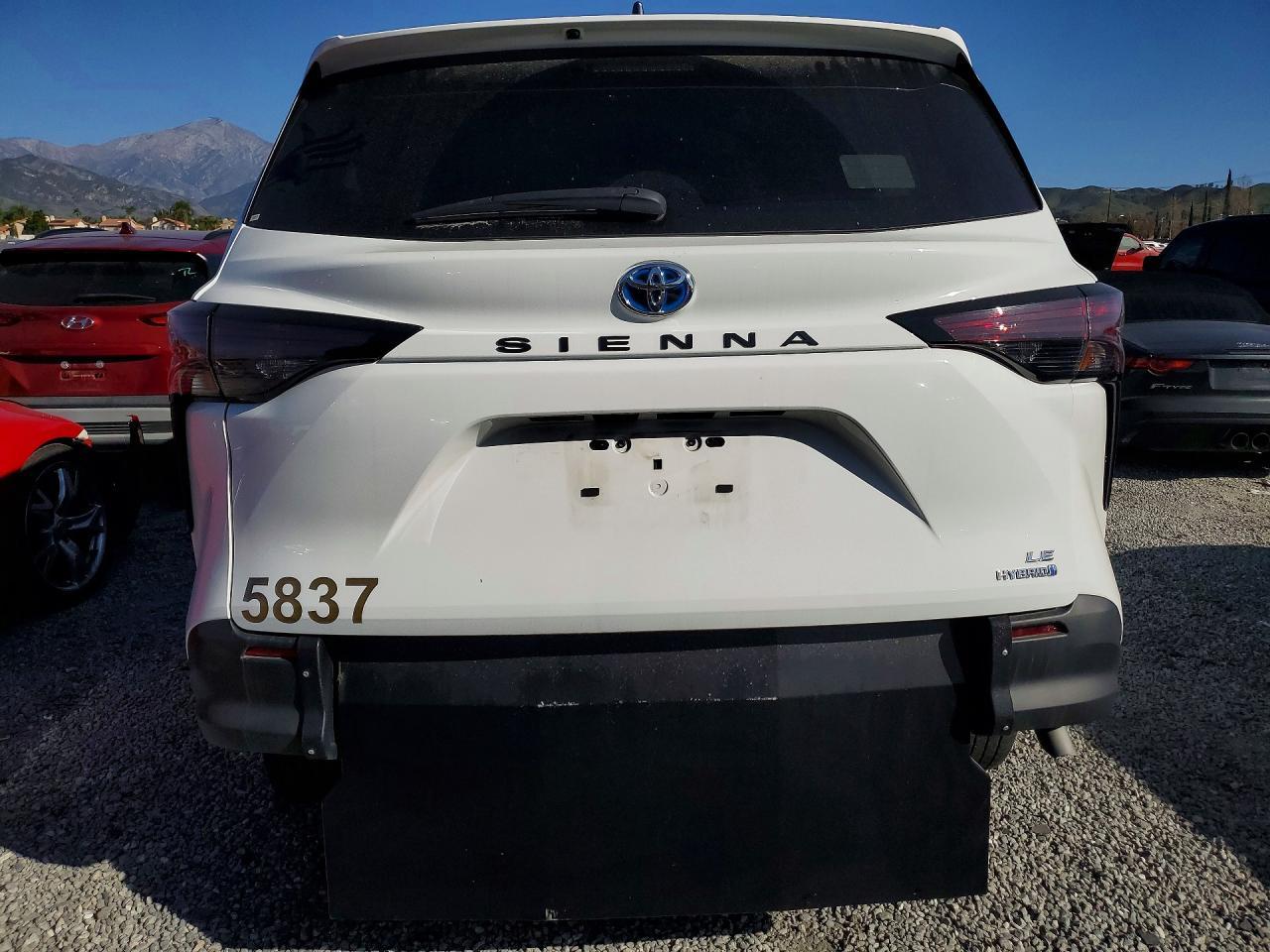 2024 Toyota Sienna Le 8-Passenger - Image 6