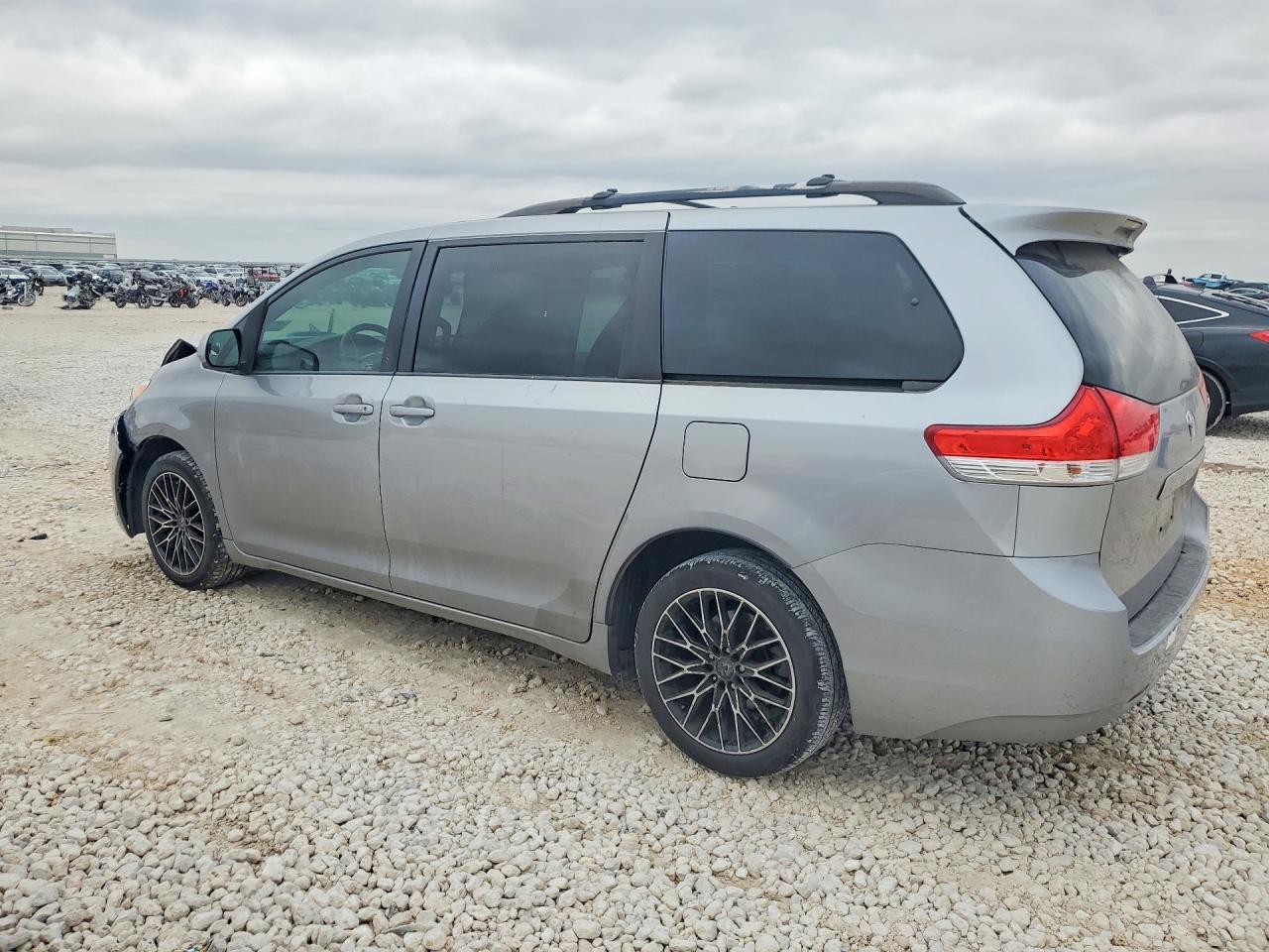 2012 Toyota Sienna Xle - Фото 2