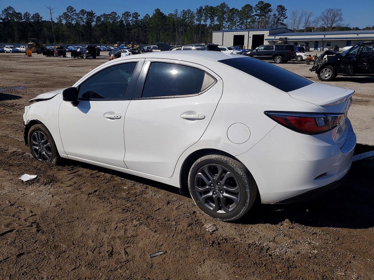 2019 Toyota Yaris L - Фото 2