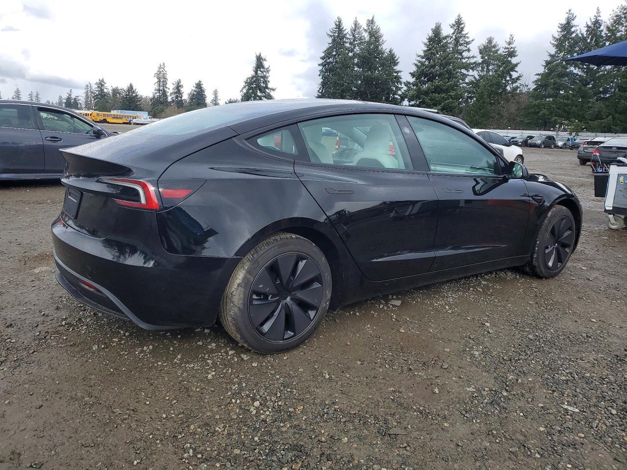2025 Tesla Model 3 - Фото 3
