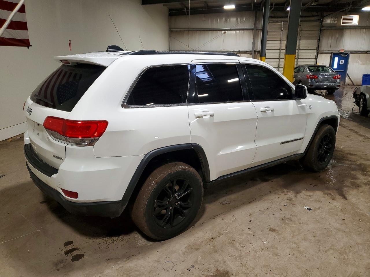 2017 Jeep Grand Cherokee Laredo - Image 3