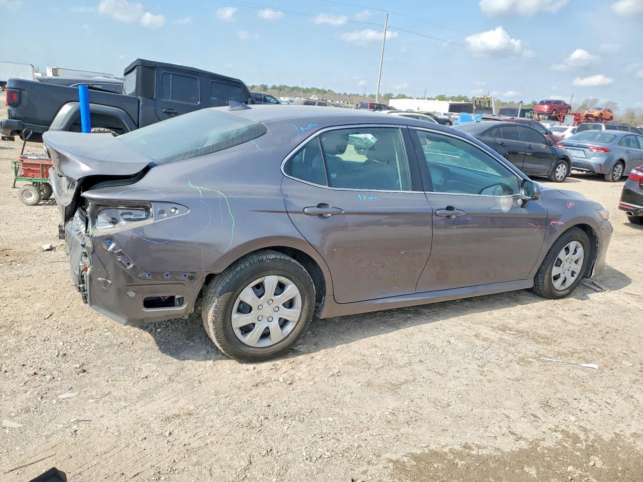 2022 Toyota Camry Le - Фото 3