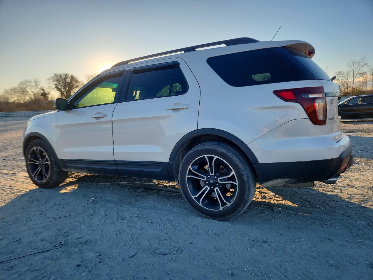 2015 Ford Explorer - Image 2