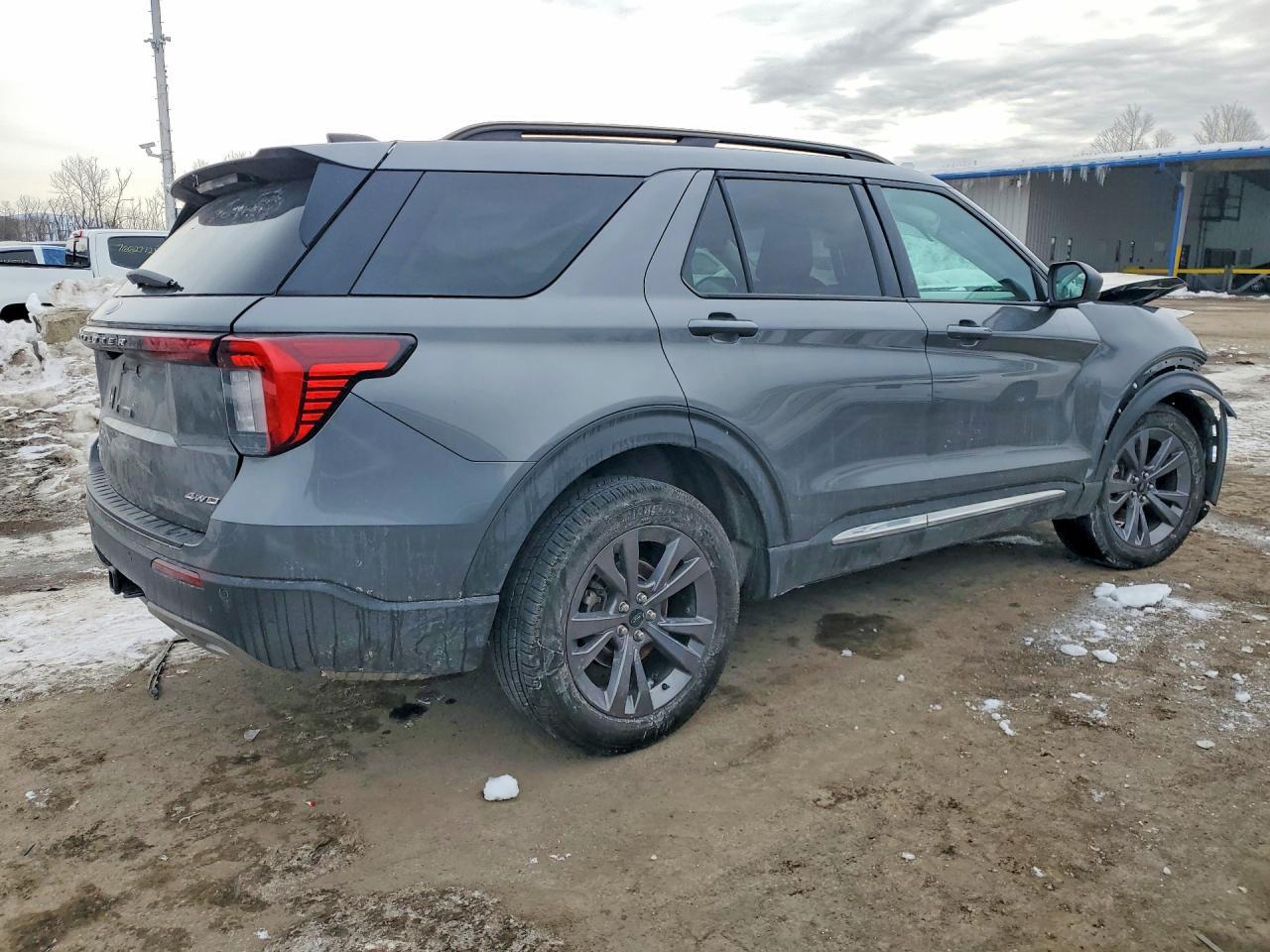 2025 Ford Explorer Active - Image 3
