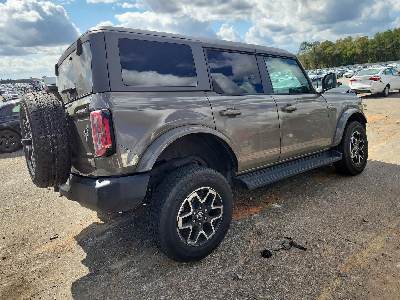 2025 Ford Bronco Outer Banks - Image 3