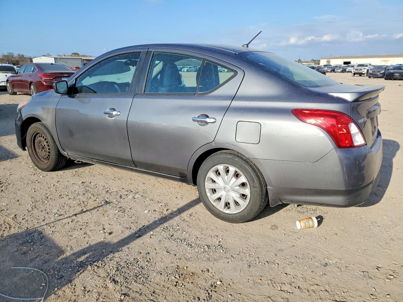 2016 Nissan Versa S - Фото 2