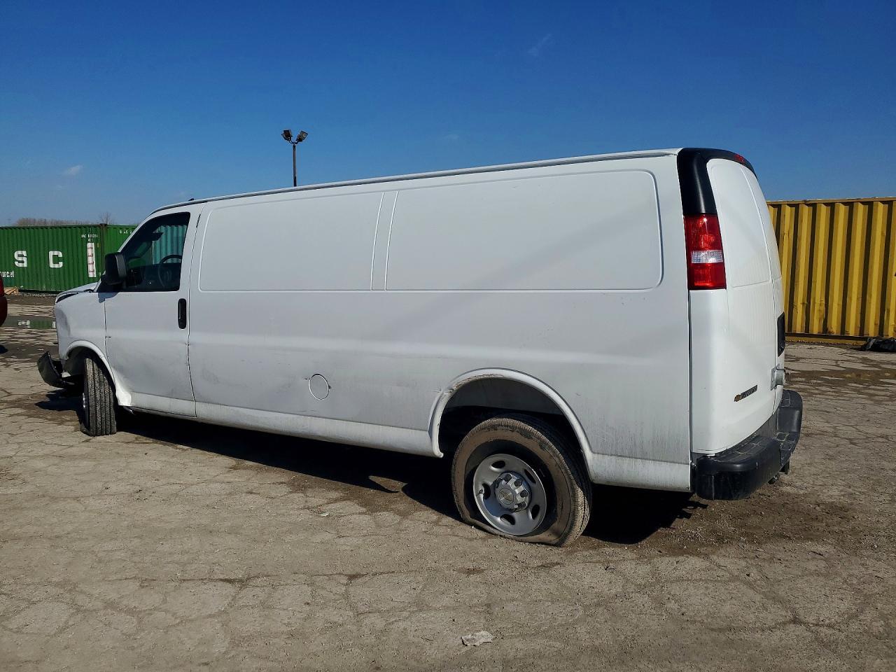 2025 Chevrolet Express 3500 Cargo Delivery Van - Фото 2