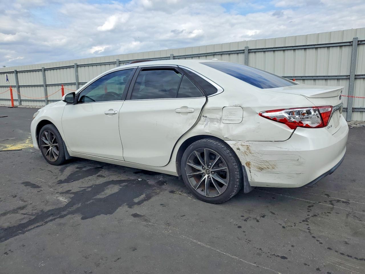 2015 Toyota Camry Xse V6 - Image 2