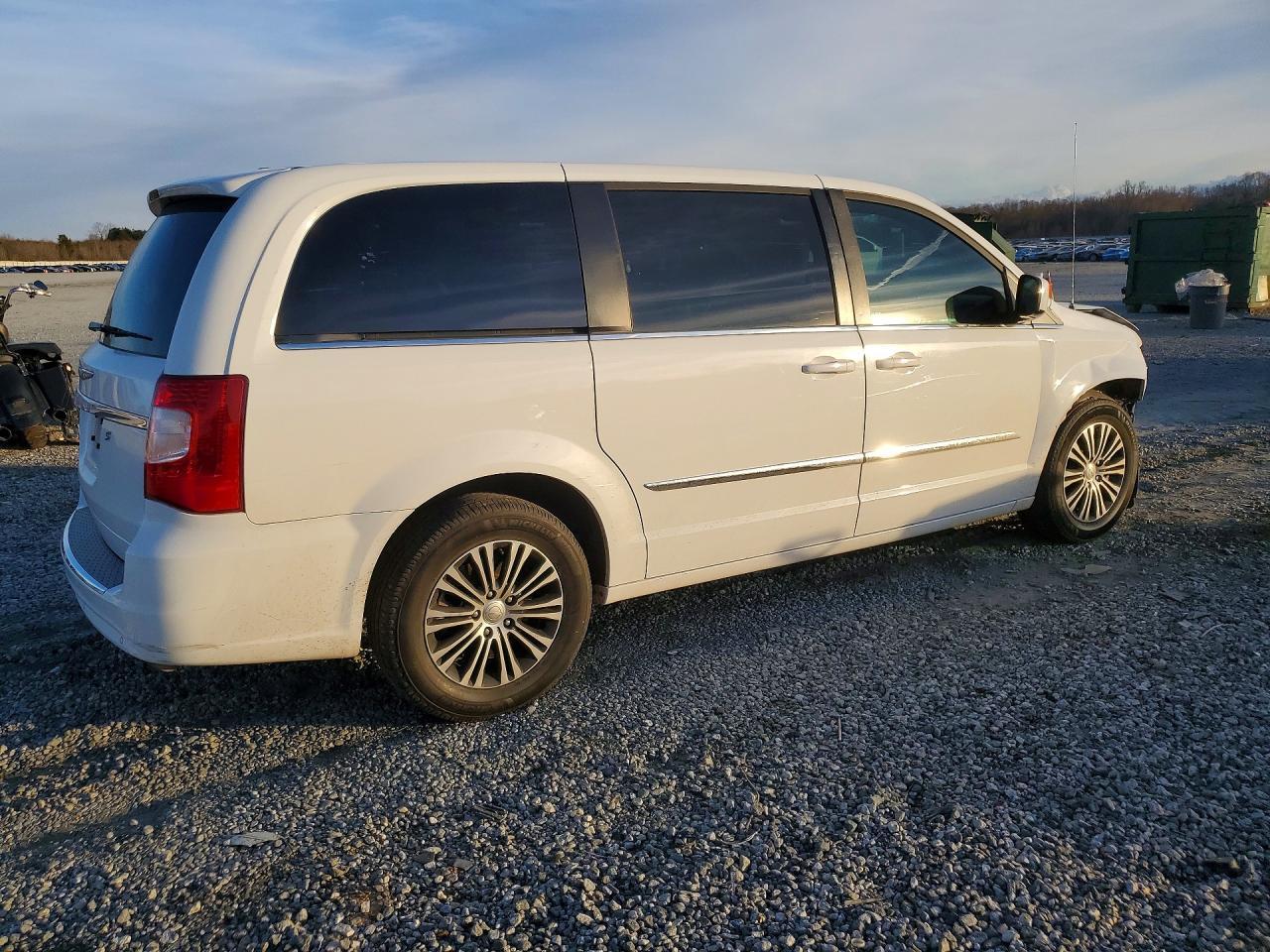 2014 Chrysler Town & Country S - Image 3